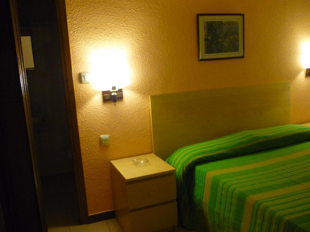 Hostal El Centro Huesca Room photo